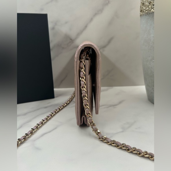 🔥RARE!! CHANEL•Iridescent Caviar Quilted Wallet On Chain - Picture 5 of 10
